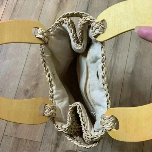 Rattan straw Handbag with wooden clasp animal appliques - Picture 4 of 9